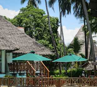 Poolbereich mit Blick auf Bar