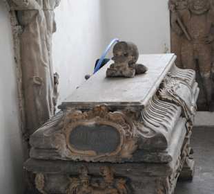 Grobowiec w  nawie bocznej Katedry