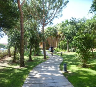 Weg vom Strand zum Pool, rechts Hotel, links "Palace"