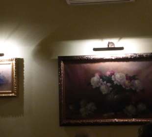 Einrichtung o.k. - mit div. Bildern an der Wand