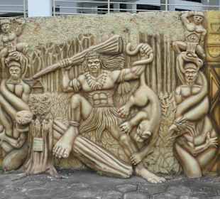 Hochrelief vor dem Eingang
