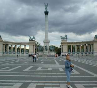 Osok tere-piazza degli eroi