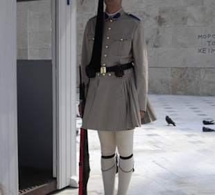 Wachwechsel vor dem Regierungsgebäude