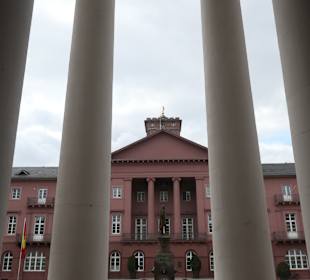Bei einer Stadtbesichtigung von Karlsruhe