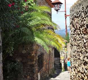 In den Gassen der Altstadt von Castelnou