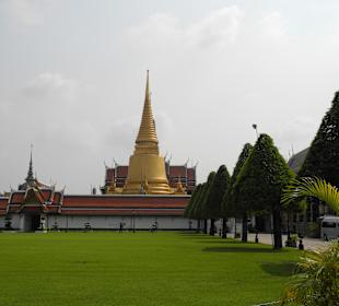 Vor dem Eingang zum Großen Palast