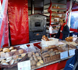 Heißes Brot aus dem mobilen Steinofen