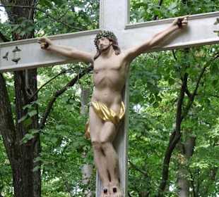 Das Denkmal "Weißes Kreuz" im Sommer