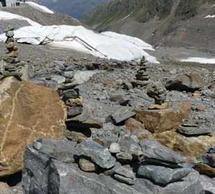 Tolle Steinmännchen auf dem Weg zur Spalte
