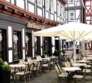Tische vor dem Rathaus Café