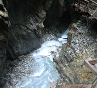 Auf Stegen durch die Klamm