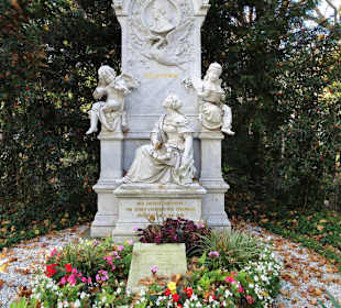 Das Grab von Robert und Clara Schumann