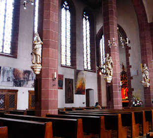 Liebfraunkirche: Pfeilern mit Heiligenfiguren