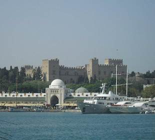 Neo Agora, a w tle Pałac Mistrzów