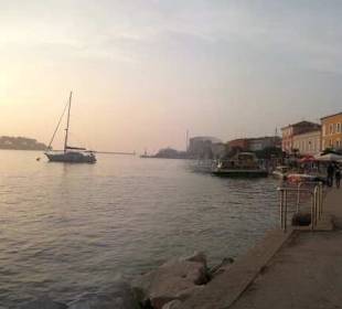 Uferpromenade mit Valamar im Hintergrund
