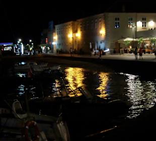 Hafen Bol bei Nacht