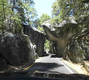 Felsen über der Straße 