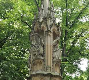 Am Park Gereonsdriesch vor der St.-Gereon-Kirche