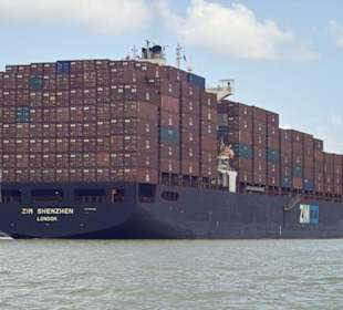 Containerschiff auf dem Gatun See