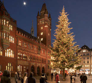 Der Weihnachtsbaum vor dem Rathaus in Basel