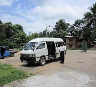 Tourguide Saman Fernando vor seinem klimatisierten Bus