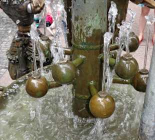 Ansichten vom Puppenbrunnen in Aachen