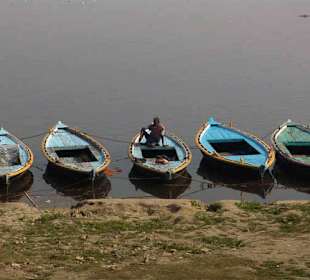 Kolorowe łodzie nad Gangesem