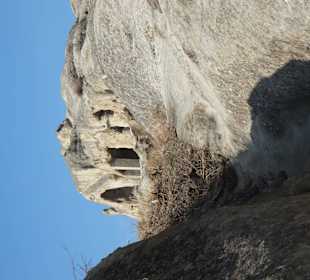 Pierwsze widoczne skalne budynki.