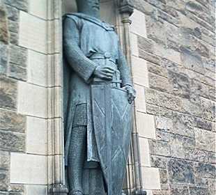 Le statue all'entrata