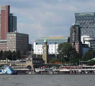 Von der Elbe mit Blick auf Parkhaus Tanzende Türme