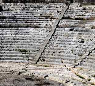 Sitzreihen, aus dem Fels geschlagen