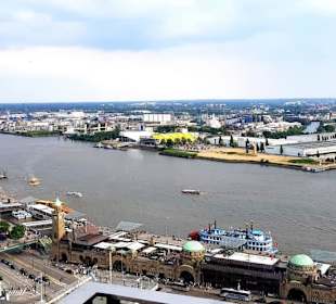 Weit in den Hafen rein