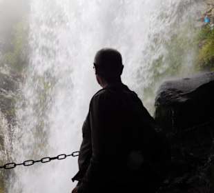 Hinter den Wasserfall,