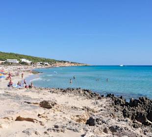 Der Strand entlang der Küste