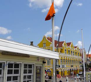 Brückenwärterhaus mit Fahne