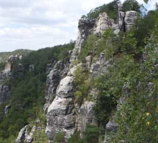 Blick auf die Felslandschaft im Bastei-Massiv