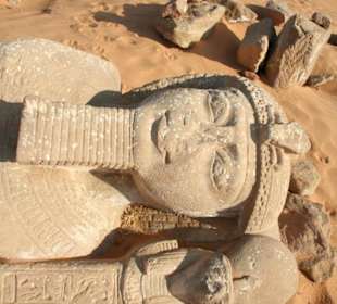 Neu Sebu´a, beinlose Kolossalstatue Ramses II