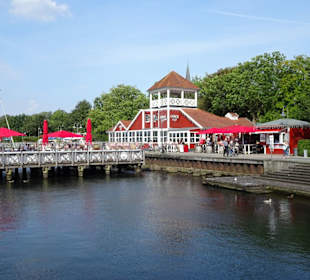 Blick über die Förde auf Seeterrasse und Haupthaus