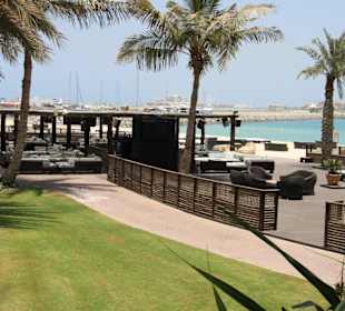 Eingang von der Hotelanlage zum Barasti