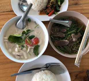 Thai Suppe mit Kokusnuss+Hähnchen etc.
