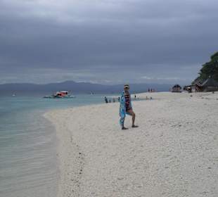 White Beach mit Strandhütten