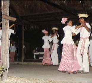 Einheimische Folklore-Gruppe im Resort