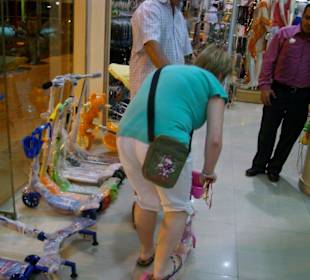 Der niedliche Roller gefällt mir!