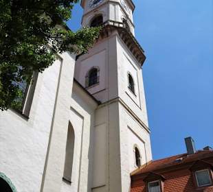 Blick auf den Glockenturm der Kirche St. Mang