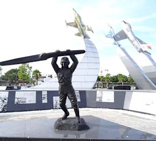 Ehrenhain, ca 300m Richtung Innenstadt laufen