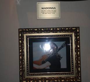 Ausstattung Café durch prominente Gegenstände