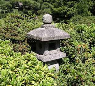 Die Steinklaterne des Herrn Yoshikuni Araki