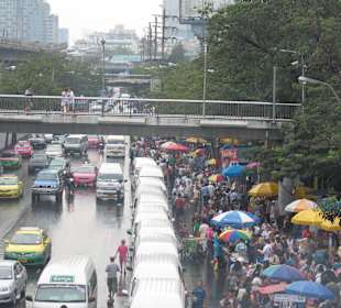 Blick von der Skytrain-Station zum Markt-Eingang
