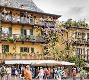 Blumengeschmückte Häuser