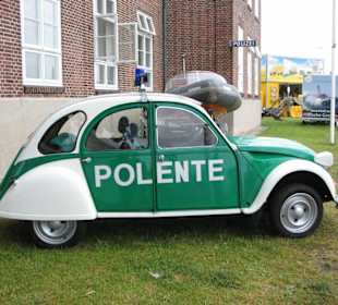 Polente vor der Polizeiwache